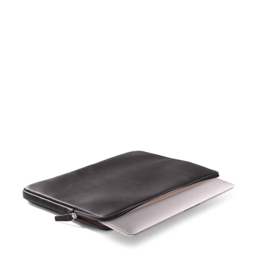 14-Inch-MacBook-Sleeve-Black-044-135-1